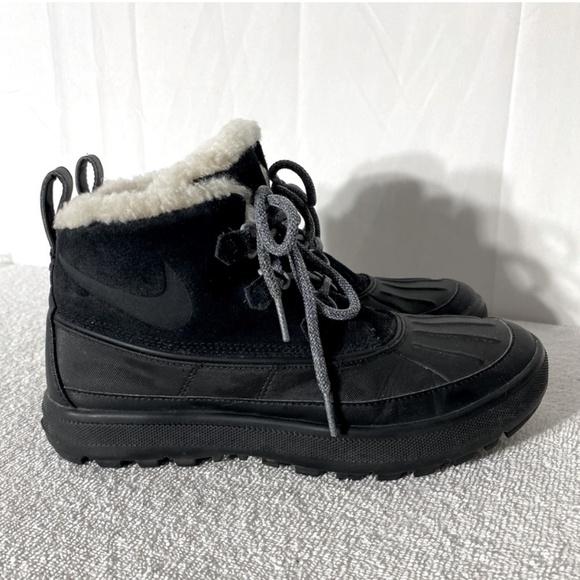 Nike Black Sherpa Lined Woodside Chukka Boots Ankle Boots 8 - Picture 1 of 14